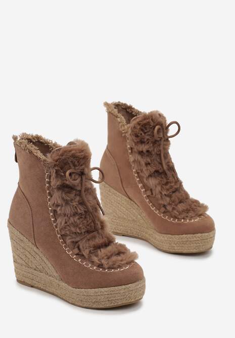 Ciemnobeżowe Botki z Futerkiem na Koturnie Ozdobionym Plecionką Adamirra