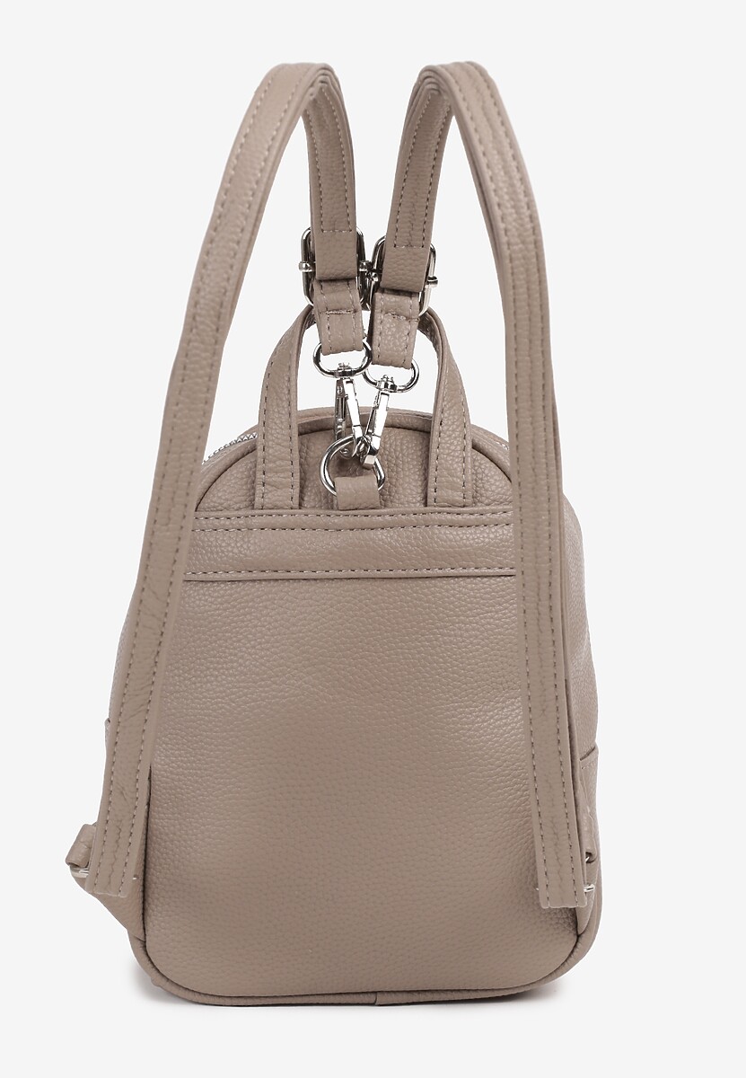 Szary Mały Plecak Zdobiony Metalowym Detalem Wyposażony w Dodatkową Kieszeń Savarosa