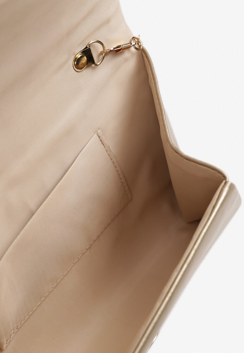 Złota Torebka Kopertówka Zdobiona Metalowym Detalem z Dodatkowym Łańcuszkiem Vorinna