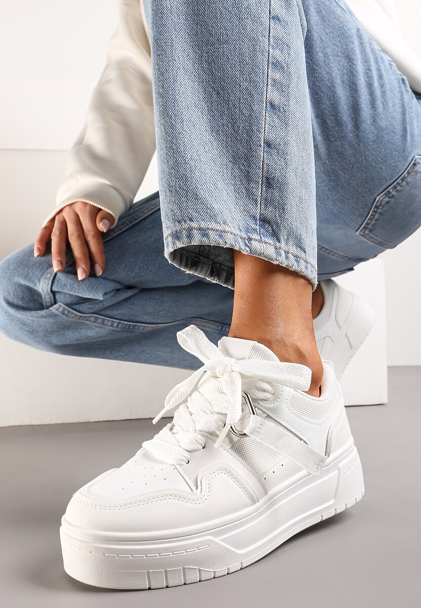 Białe Sneakersy na Niskiej Platformie z Zawieszką i Ozdobnymi Sznurówkami Salam
