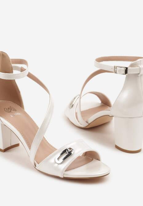 Białe Sandały na Słupku Ozdobione Metaliczną Aplikacją Redauve