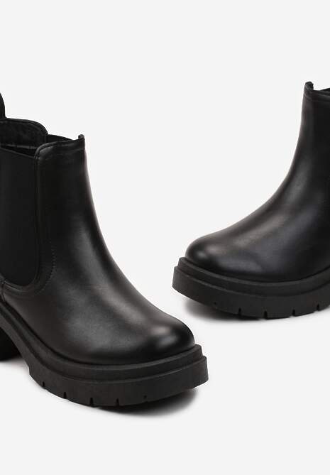 Czarne Botki Sztyblety na Słupku z Protektorem i Ozdobnym Łańcuchem Shalise