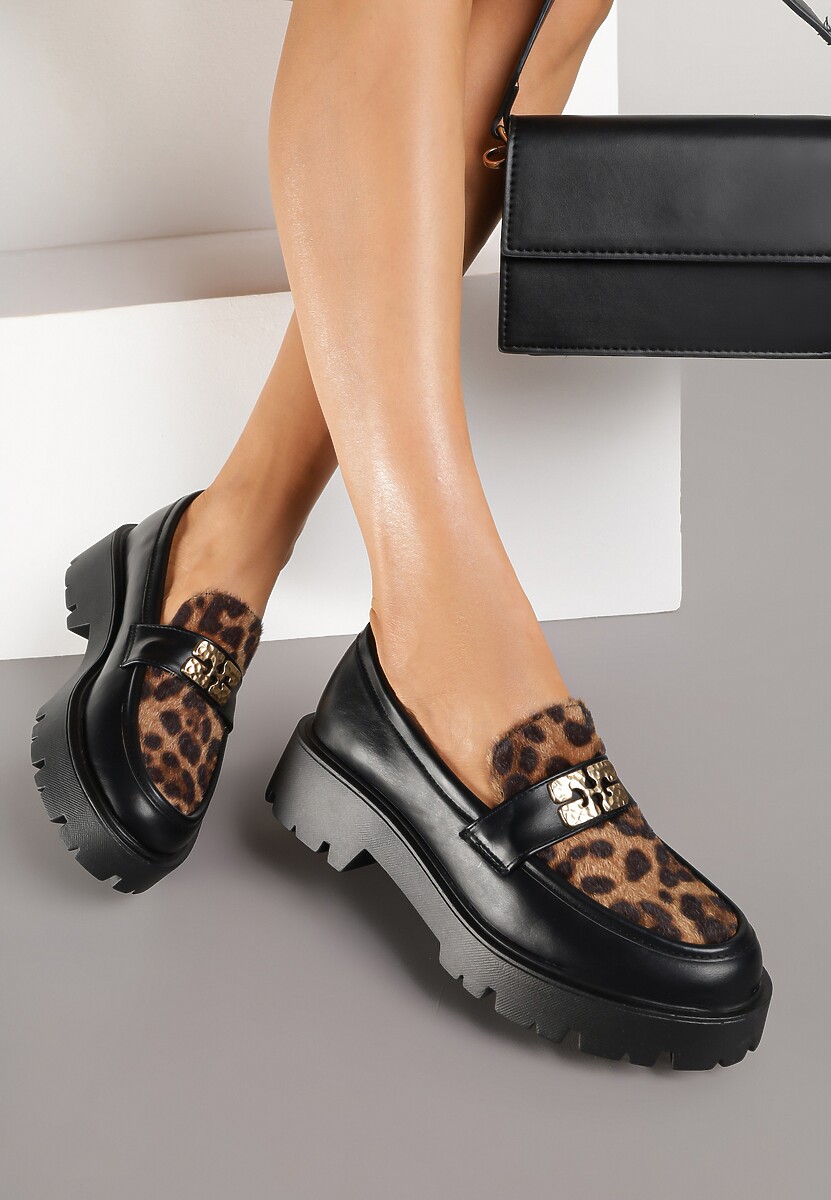 Panterkowe Mokasyny na Tłoczonej Platformie Ozdobione Metaliczną Aplikacją Elanelisse