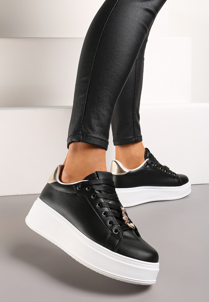 Czarno-Złote Sneakersy na Platformie z Metalowymi Zawieszkami i Cyrkoniami Nioko