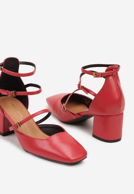 Czerwone Czółenka na Słupku Wykończone Paskami ze Sprzączkami i Kwadratowym Noskiem Naviana