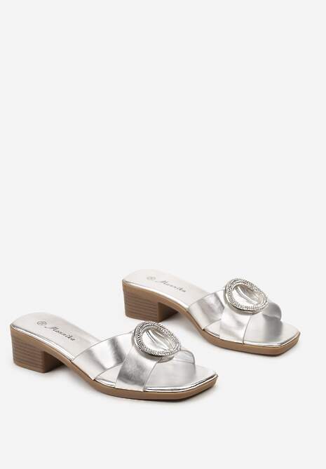 Srebrne Klapki na Słupku Ozdobione Okrągłą Klamrą z Cyrkoniami Lulila