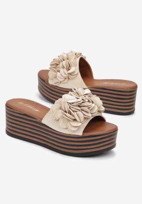 Beżowe Klapki na Wysokiej Platformie z Ozdobnym Paskiem Lolia