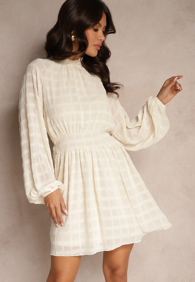 Czarna Rozkloszowana Sukienka ze Stójką i Gumką w Talii Zdobiona Metaliczną Nicią Vencira