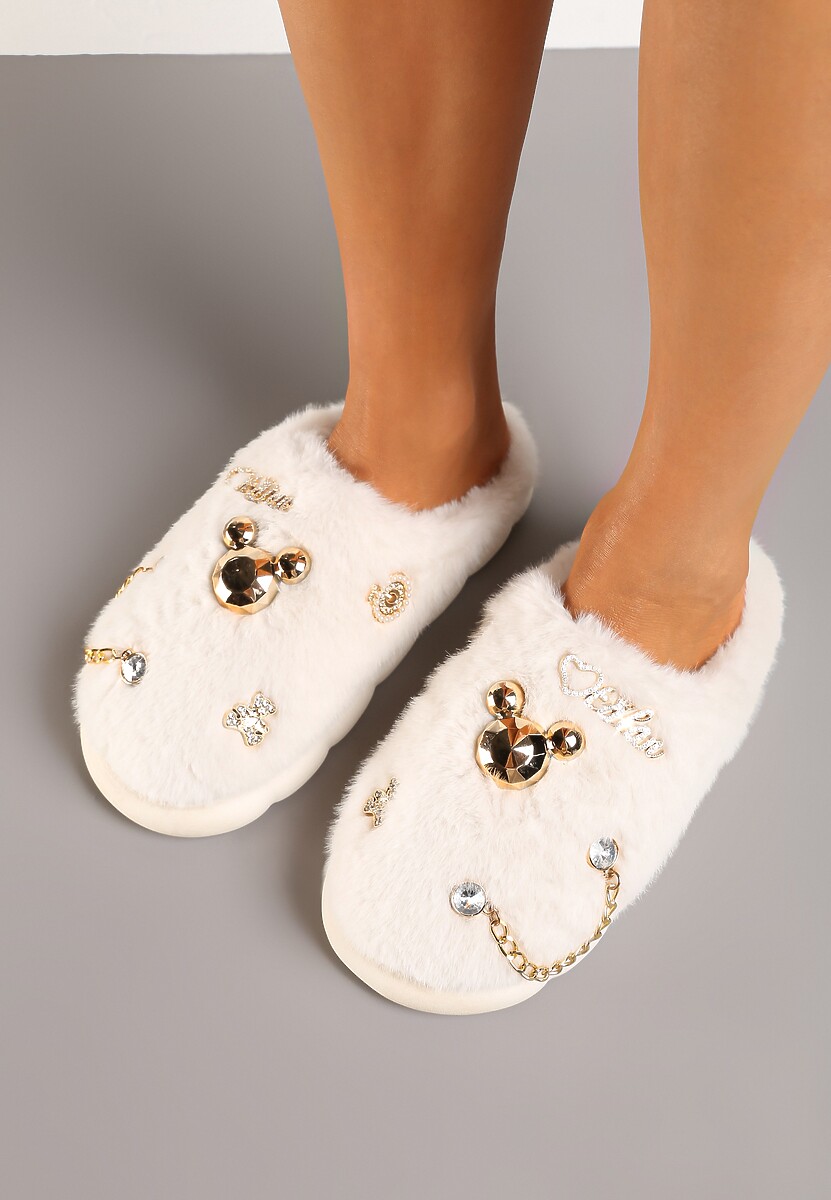 Białe Kapcie na Płaskiej Podeszwie z Futerkiem Ozdobione Łańcuszkiem i Cyrkoniami Reanivia