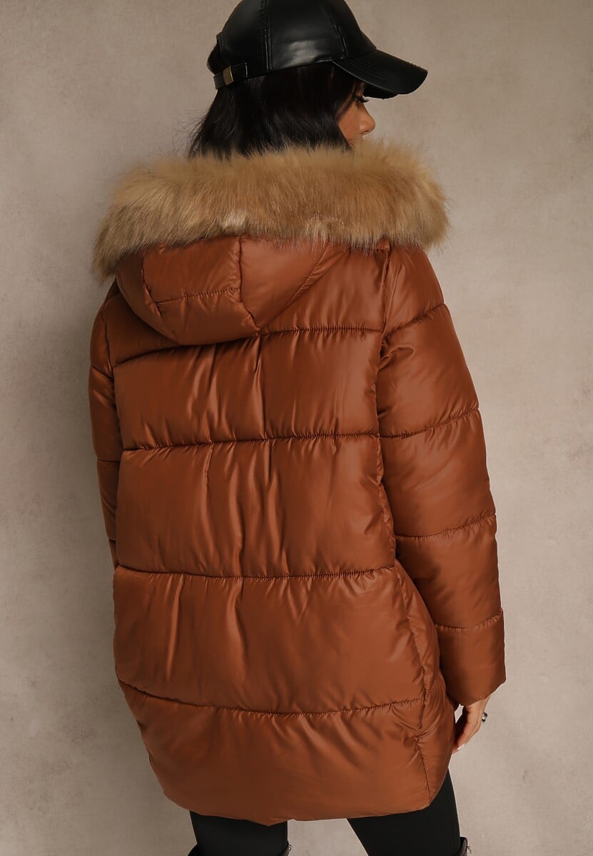 Brązowa Trapezowa Kurtka z Pikowanymi Przeszyciami i Kapturem z Odpinanym Futrem Deoiala