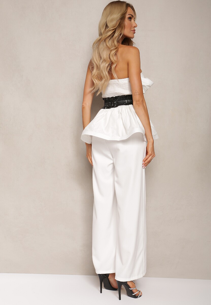 Biały Kombinezon Ozdobiony Baskinką oraz Paskiem w Talii bez Rękawów Plebia