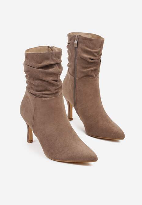 Ciemnobeżowe Marszczone Botki Vices z Ekozamszu na Niskim Obcasie Typu Szpilka Savalith