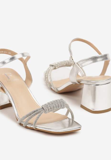 Srebrne Sandały na Słupku Ozdobione Cyrkoniami Nilomessa