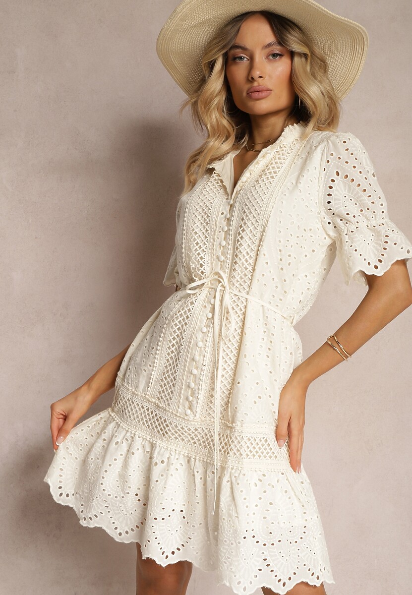 Biała Sukienka Boho z Bawełny Ozdobiona Ażurowym Wzorem Falbaną i Przewiązana Paskiem Nelah