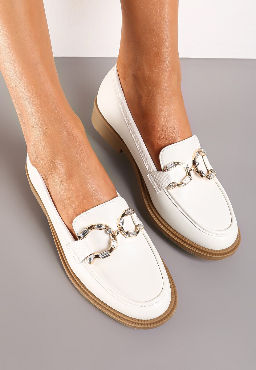 Białe Mokasyny z Ozdobnym Tłoczeniem i Aplikacją z Mieniących się Kamieni Berxia