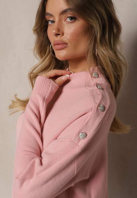 Jasnoróżowy Golf z Eleganckim Zapięciem na Ramieniu Ozdobiony Cyrkoniami przy Guzikach Maririna