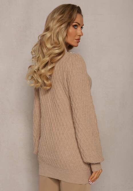 Ciemnobeżowy Sweterkowy Golf w Romby z Bufiastymi Rękawami i Perełkowym Naszyjnikiem Ravalia