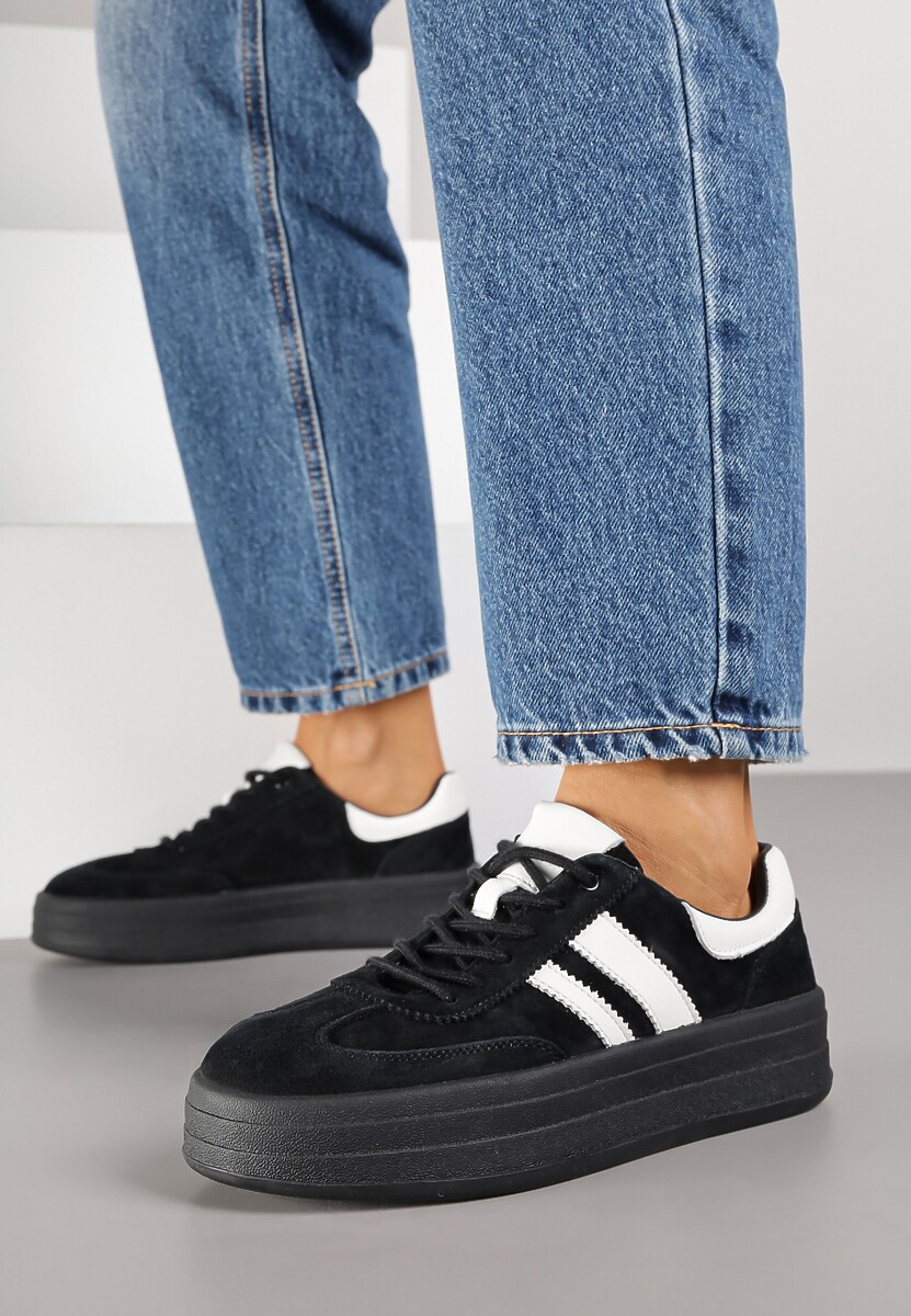 Czarne Sneakersy Zamszowe na Platformie ze Skórzaną Wkładką Ozdobione Paskiem Adivrie
