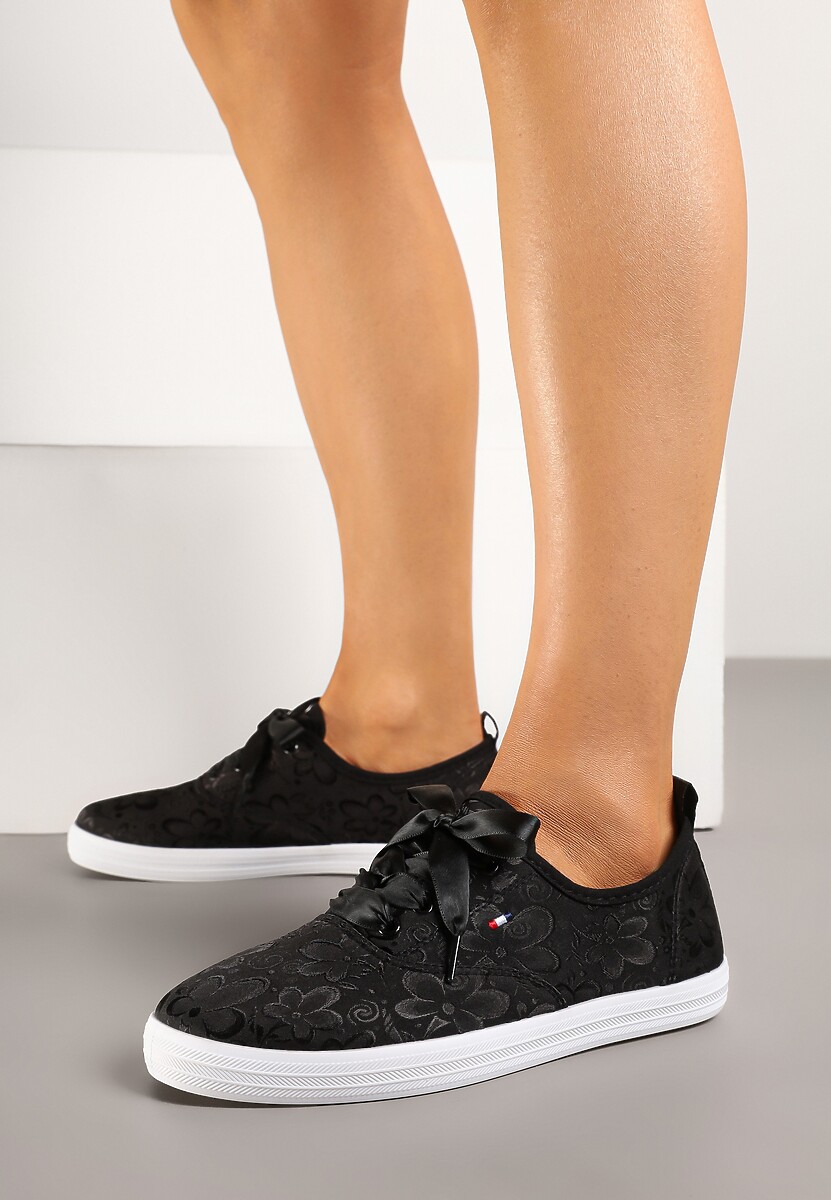 Czarne Tenisówki Wiązane Wstążką Zdobione Tłoczeniem w Kwiaty Palesiela