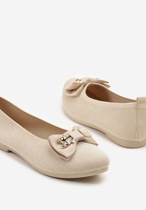 Beżowe Balerinki Ozdobione Metalicznymi Aplikacjami i Kokardą Bretella