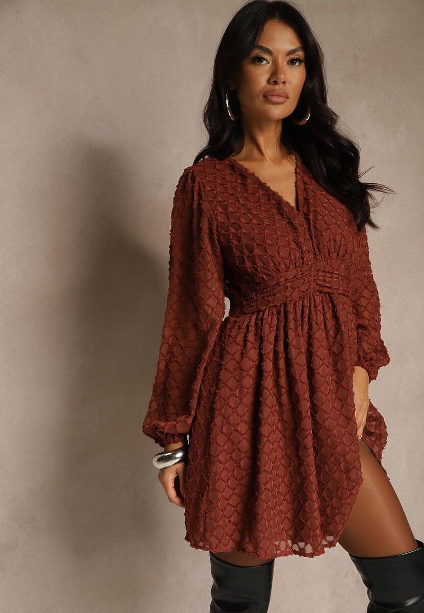 Czarna Sukienka z Tkaniny Plumeti o Rozkloszowanym Kroju z Dekoltem V Zenarela