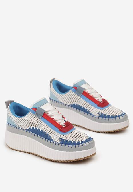Biało-Niebieskie Sneakersy na Platformie Ozdobione Nitami i Patchworkowymi Wstawkami Jeneria