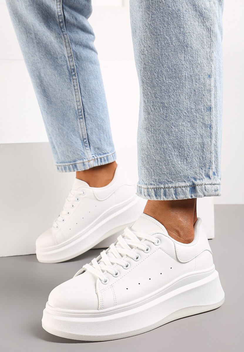 Białe Sneakersy na Grubej Podeszwie z Perforacją i Ozdobą Gumowym Misiem Aireth