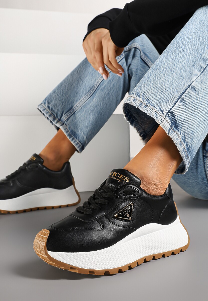 Białe Sneakersy Vices na Platformie Ozdobione Metaliczną Aplikacją Nelviera