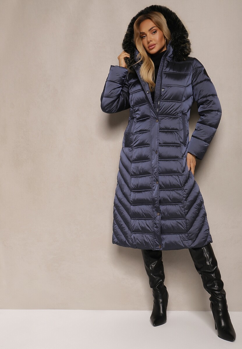 Zielona Długa Kurtka Zimowa z Pikowanymi Przeszyciami i Odpinanym Kapturem z Futerkiem Tinnelia