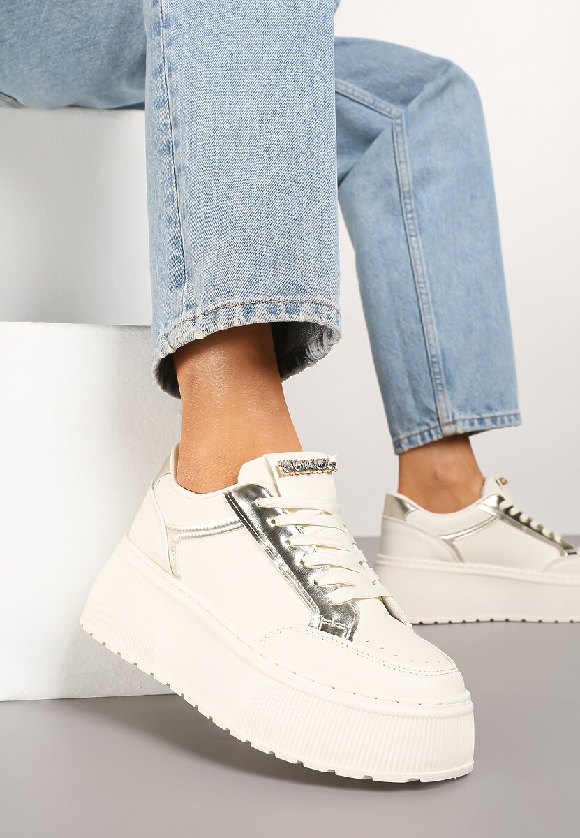 Białe Sneakersy na Platformie Ozdobione Przeszyciami Tatoretia