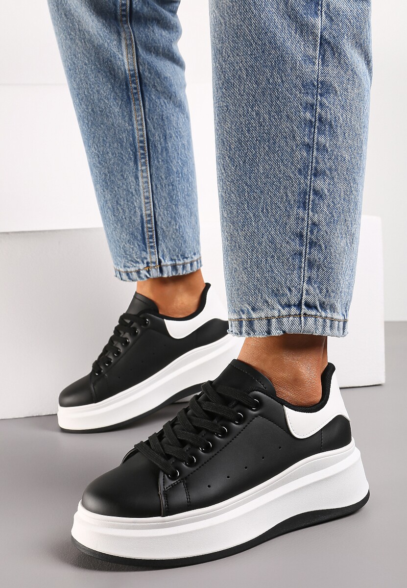 Czarne Sneakersy na Grubej Podeszwie z Perforacją i Ozdobą Gumowym Misiem Aireth