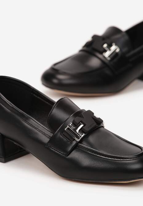 Czarne Mokasyny na Niskim Słupku ze Skórzaną Wkładką i Metalową Ozdobą Hypephone