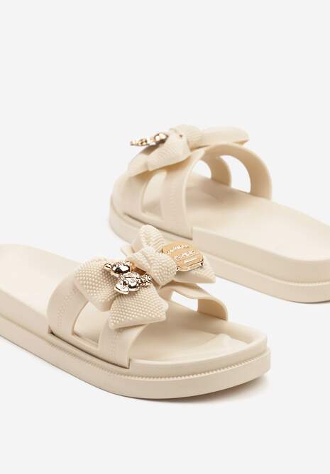 Beżowe Klapki Ozdobione Metalicznymi Aplikacjami i Kokardą Alovisa
