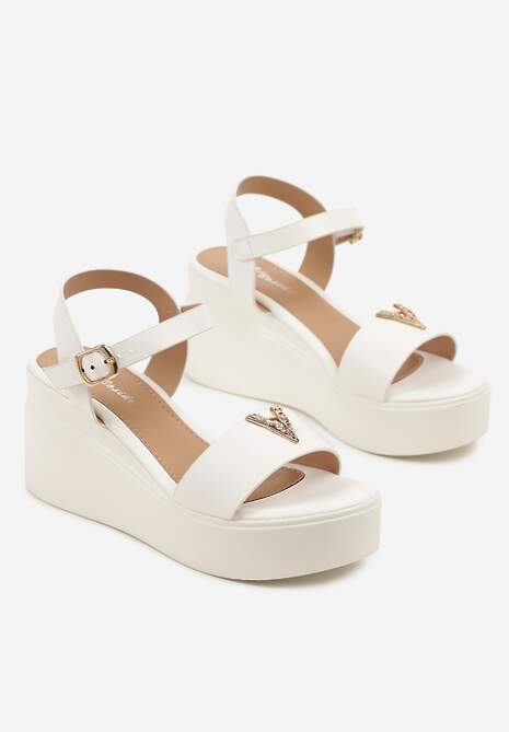 Białe Sandały na Koturnie Ozdobione Metalową Aplikacją Galivenna