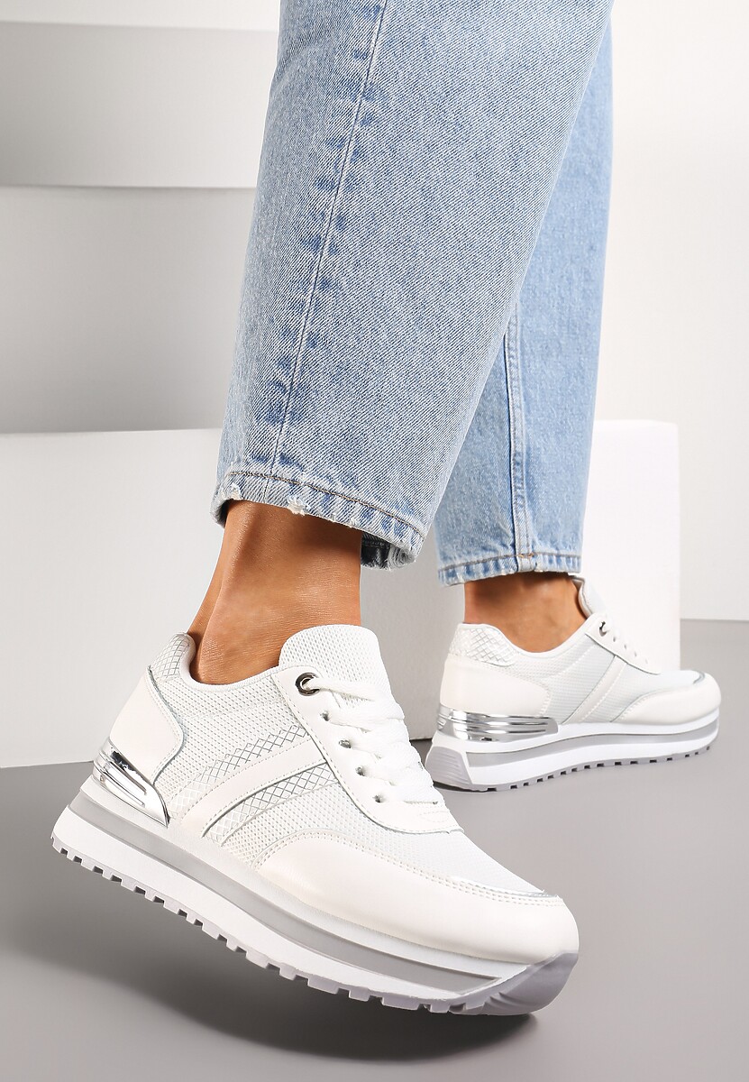 Białe Sneakersy na Podeszwie w Paski z Metalicznymi Wstawkami i Siateczką Silenalo