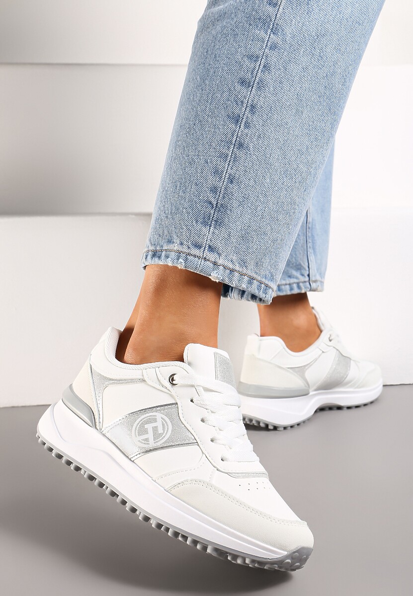 Białe Sneakersy o Klasycznym Fasonie z Ozdobnymi Wstawkami Wrentia