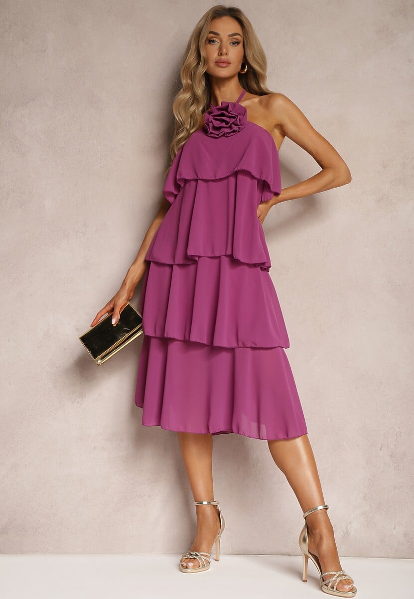 Fioletowa Sukienka z Kwiatową Broszką Wykończona Falbanami i Wiązaniem na Szyi Tinashell