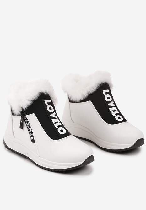 Białe Sneakersy na Płaskiej Podeszwie Ozdobione Futerkiem i Napisami Rialises