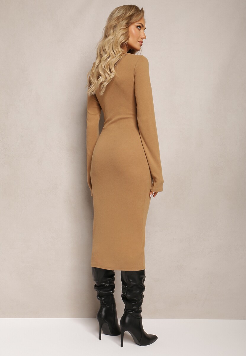 Beżowa Dopasowana Sukienka Dzianinowa z Naszywką Kwiatu Sathea
