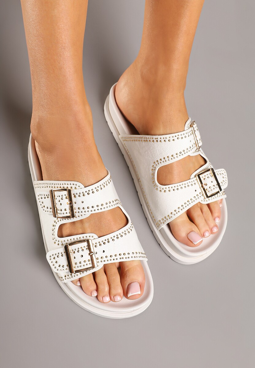 Białe Klapki z Nitami i Klamrami Ezrives