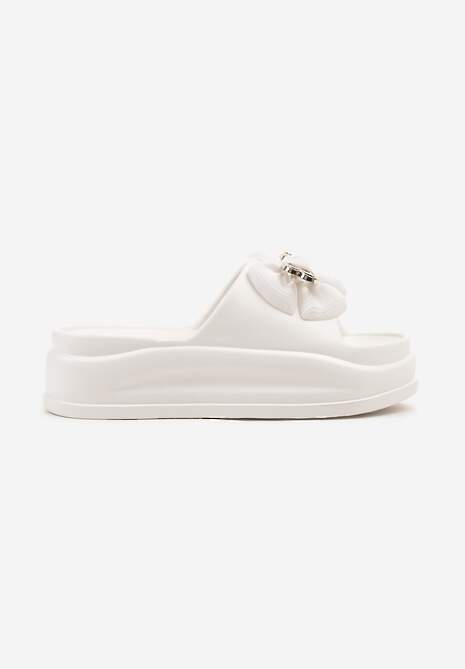 Białe Klapki Ozdobione Metalową Aplikacją i Kokardką Felalera