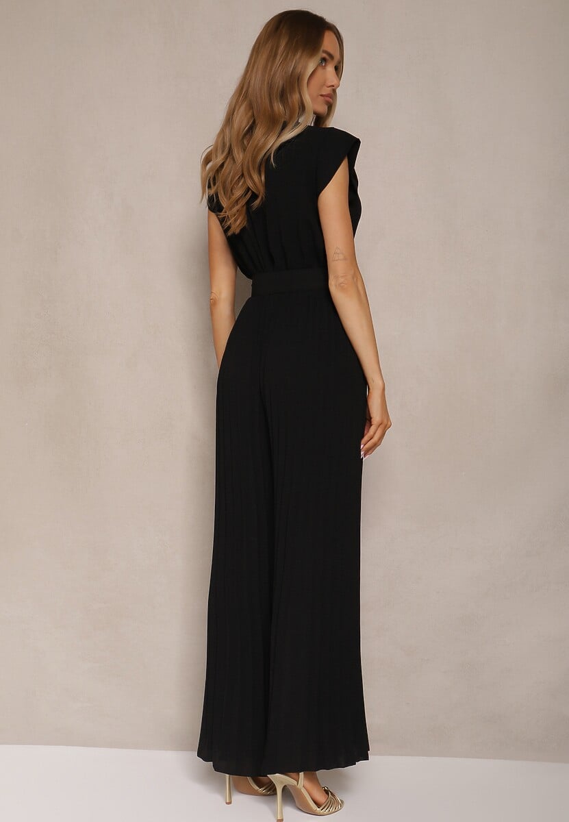 Czarny Kopertowy Kombinezon Wide Leg Zdobiony Plisami i Paskiem z Klamrą Salirella