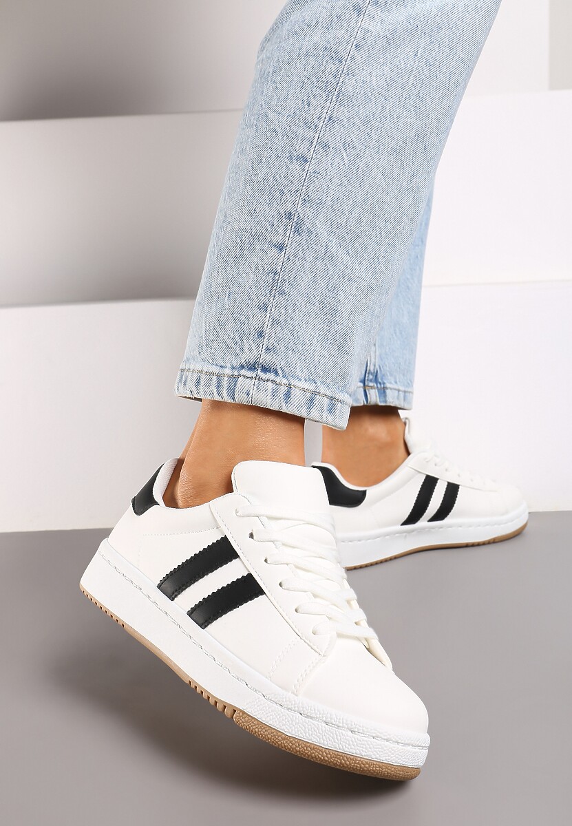 Białe Sneakersy na Płaskiej Podeszwie Ozdobione Kontrastowymi Paskami Navisella