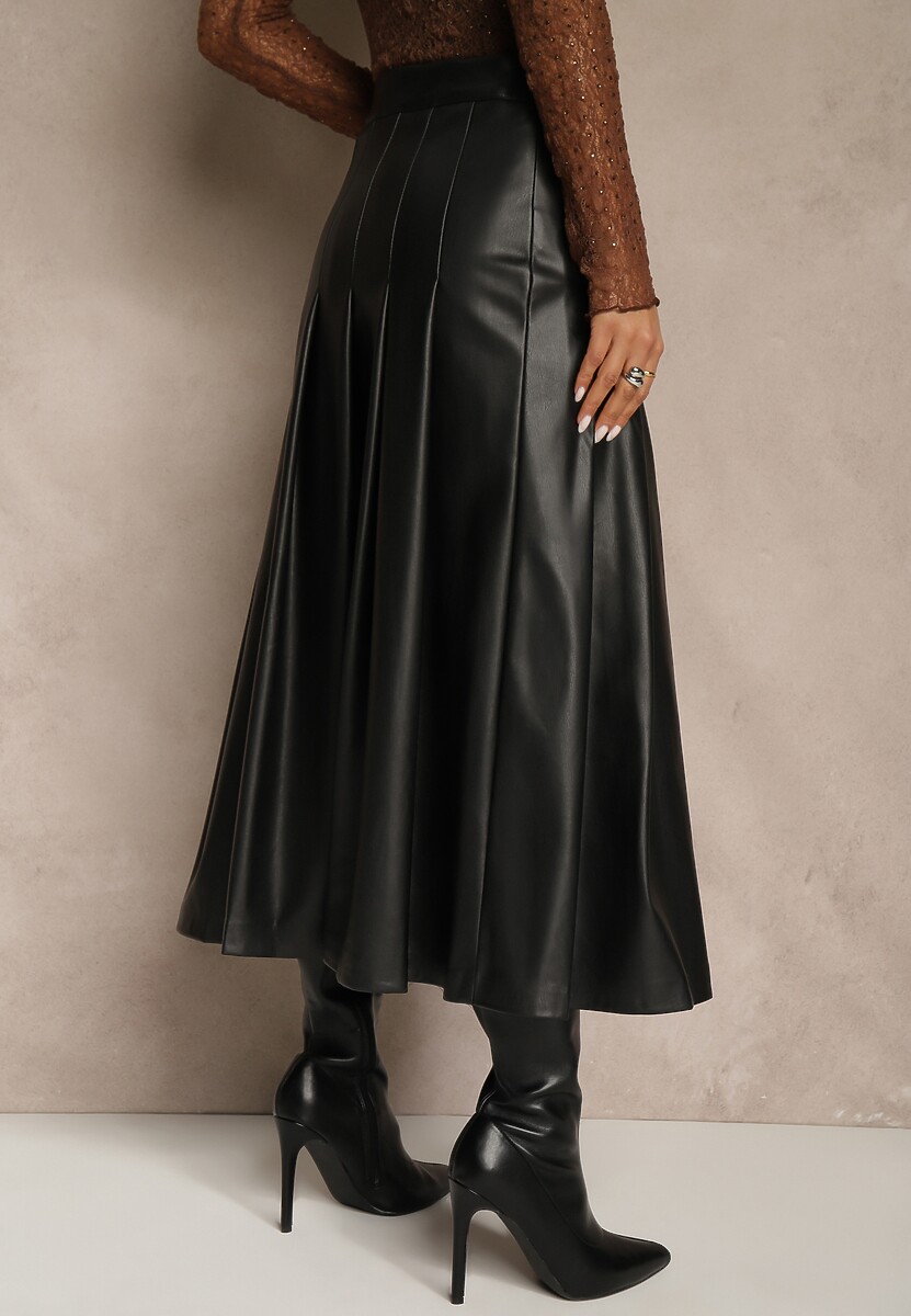 Czarna Plisowana Spódnica z Imitacji Skóry o Rozkloszowanym Kroju Tusdera