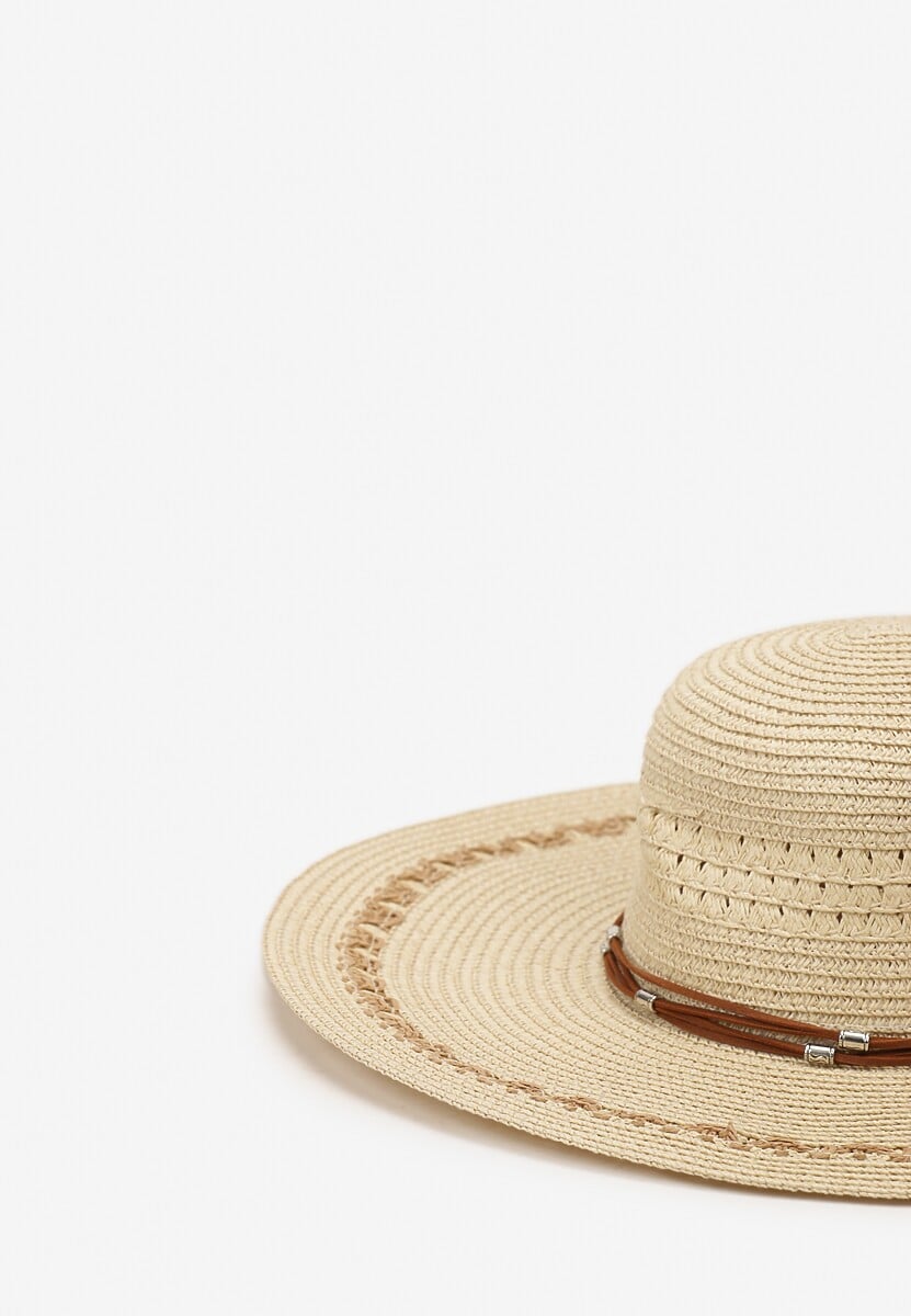 Beżowy Duży Kapelusz z Plecionki Naturalnej Udekorowany Wokół Rzemykami Aothiri
