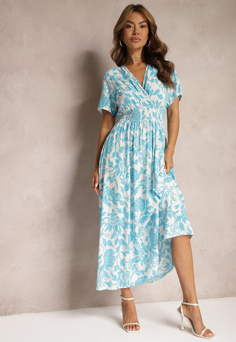 Jasnoniebieska Kopertowa Sukienka o Rozkloszowanym Kroju w Kwiaty z Gumką w Talii Dolefia