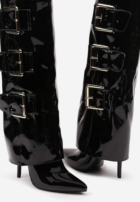 Czarne Kozaki Bikery Lakierowane na Szpilce Ozdobione Klamrami i Wywiniętą Cholewką Cretira