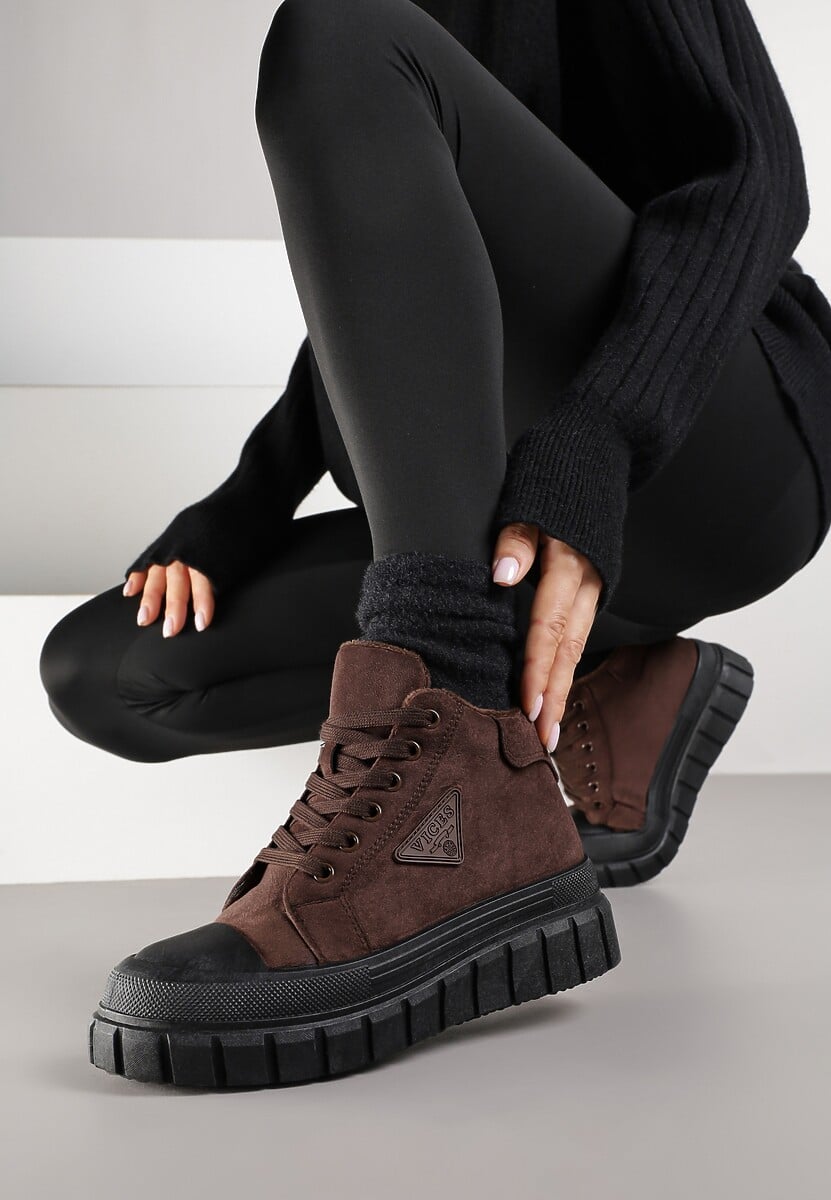 Brązowe Botki Vices Typu Trapery na Platformie z Tłoczeniem i Aplikacją Gioselda