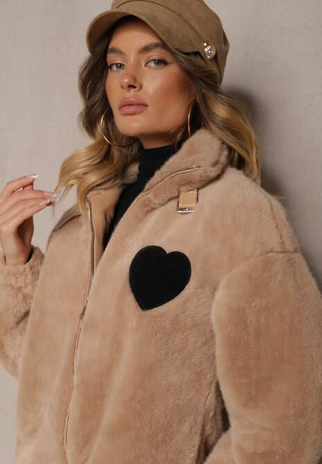 Ciemnobeżowa Kurtka z Miękkiego Futerka Ozdobiona Naszytym Sercem Zozimara