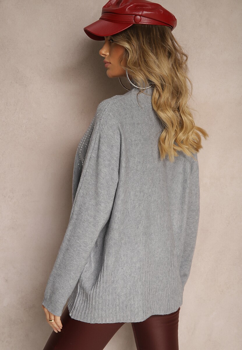 Jasnoszary Golf o Kroju Oversize z Eleganckim Cyrkoniowym Zdobieniem przy Dekolcie Melirra